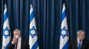 נתניהו וגנץ בישיבת ממשלה  צילום: Olivier Fitoussi/Flash90 &ensp;&ensp;&ensp;&ensp; חדשות