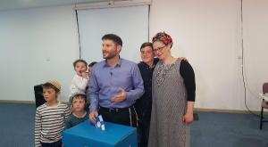 סמוטריץ מצביע עם אשתו וילדיו צילום: יחצ פוליטי