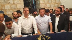 שר הכלכלה אלי כהן וראש מועצת שומרון דגן צילום: מנהלת קבר יוסף וגלעד הדרי התיישבות