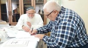 חותמים על מכירת החמץ צילום: אלקנה שטראוס פסח