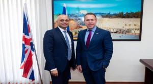 השר ארדן עם שר הפנים הבריטי סאג'יד ג'אביד צילום: בן קלמר פוליטי