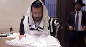 איציק וייס בברית של הבן המנוח ישראל צילום: ללא חדשות
