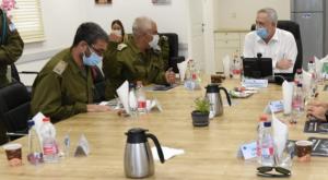 גנץ בבבסיס הקליטה והמיון בתל השומר צילום: חורחה נובמינסקי / לע"מ ביטחון