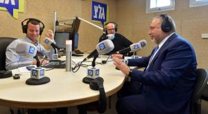 שר הביטחון עם ירון דקל ועמית סגל באולפנים החדשים של גל"צ בירושלים צילום: צילום: אריאל חרמוני, משרד הביטחון&nbsp; ברנז'ה