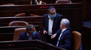 גפני וגנץ רגע לפני ההצבעה על חוק איסור טיפולי המרה צילום: דוברות הכנסת &ndash; עדינה ולמן דעות
