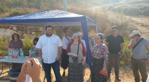איילה שפירא, אמה וראש מועצת שומרון יוסי דגן נושאים דברים בהפגנה, אתמול צילום: דוברות מועצת שומרון חדשות