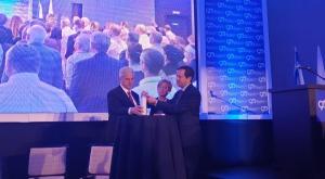 ו"ר הסוכנות היהודית יצחק הרצוג, יו"ר חבר הנאמנים מייקל סיגל, ונציגת קהילת פיטסבורג סינדי שפירא  צילום: הסוכנות היהודית חדשות
