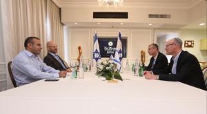 צוותי המו"מ של  'כחול לבן' ו'הליכוד צילום: אלעד מלכה מבזקים