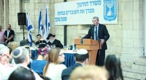 שר החינוך הרב פרץ בהרמת כוסית, הבוקר צילום: דוברות משרד החינוך פוליטי