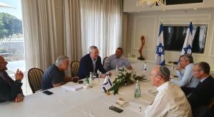 גנץ ולפיד עם צוותי המו"מ צילום: ללא פוליטי