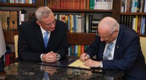 הנשיא חותם על העברת כתב המנדט לידי ח"כ גנץ, הערב צילום: חיים צח, לע"מ פוליטי