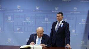 הנשיא חותםעל ספר הכנסת צילום: דוברות הכנסת פוליטי