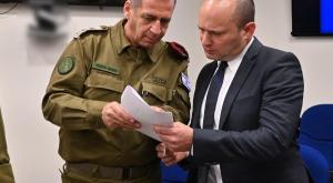 בנט מתודרך מפי הרמטכ"ל כוכבי צילום: משרד ראש הממשלה ביטחון