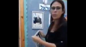 חגי מסירה את תמונת רה"מ מקיר הגן צילום: מתוך טוויטר חדשות
