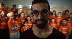 מתוך הקליפ "אלוף העולם" עם חנן בן ארי ומשפחות "משפחה אחת" צילום: מתוך יוטיוב תרבות