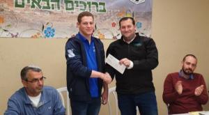 ראש מועצת שומרון, יוסי דגן הבענקת המלגה לפרידמן צילום: רועי חדי התיישבות