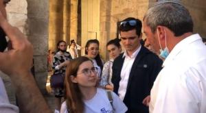 הרב פרץ עם הצעירה צילום: צילום מסך חדשות