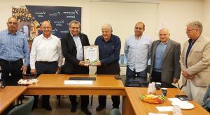 השר אלקין מעניק את התעודה צילום: דוברות אוניברסיטת אריאל חדשות
