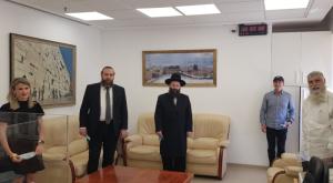 מנכ"ל הקרן למורשת הכותל המערבי מרדכי (סולי) אליאב, האלוף במיל' רוני נומה, רב הכותל המערבי הרה"ג שמואל רבינוביץ שליט"א, ד"ר ציון שלוסברג וד"ר חני שרודר צילום: הקרן למורשת הכותל המערבי אלול