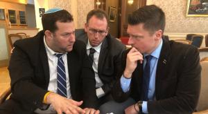 חבר הפרלמנט הבלגי קון מטסו עם ראש המועצה האזורית שומרון צילום: מועצה אזורית שומרון חדשות