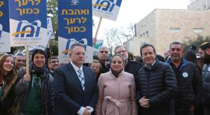 מימין לשמאל: יצחק הרצוג יו״ר הסוכנות היהודית, קרול נוריאל מנכ״לית הליגה נגד השמצה בישראל, יעקב חגואל סגן ומ״מ יו״ר ההסתדרות הציונית העולמית צילום: הסוכנות היהודית חדשות