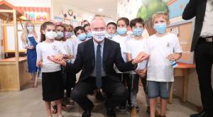 יואב גלנט עם תלמידי בית ספר נטעים במבוא חורון צילום: עודד קרני/לעמ חדשות