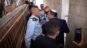 שוטרים מונעים את כניסת ח"כ בן גביר להר הבית צילום:  Olivier Fitoussi/FLASH90 פוליטי