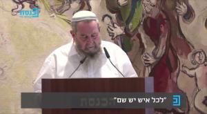 אבי מעוז בזמן השתתפותו בטקס "לכל איש יש שם" צילום: צילום מסך פוליטי