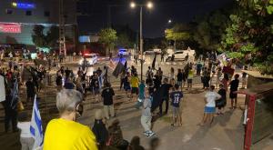 הפגנות מחוץ לביתו של בני גנץ צילום: ללא חדשות