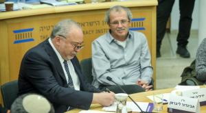 ליברמן חותם על המסמך צילום: נועם מושקוביץ חדשות