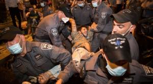 שוטרים מול מפגינים, אמש מול בית רוה"מ  צילום: יונתן סינדל/ פלאש 90 חדשות