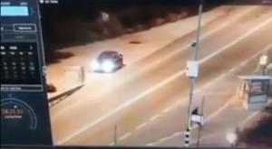 המחבל (מימין למטה) בעת שהשליך בקת"ב על החייל צילום: צילום מסך חדשות