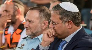 בן גביר עם המפכ"ל שבתאי צילום: Avshalom Sassoni/Flash90 פוליטי