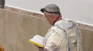 גנץ בתפילת שחרית צילום: ללא פוליטי