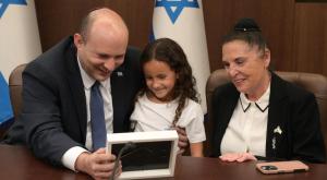בנט אירח את נציגי ארגון אלמנות ויתומי צה״ל במשרדו צילום: עמוס בן גרשום, לע"מ יום הזכרון