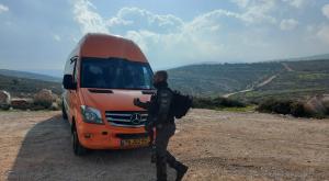 המיניבוס של החברה לפיתוח מטה בנימין צילום: ללא התיישבות