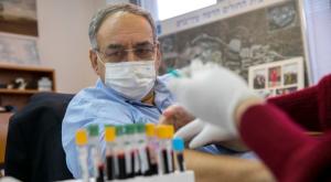 מנכ"ל הדסה, פרופ' זאב רוטשטיין, מתחסן בחיסון הישראלי, דצמבר 2020 צילום: Olivier Fitoussi/Flash90 &ensp;&ensp;&ensp;&ensp; חדשות