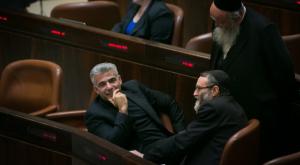 גפני ולפיד במליאת הכנסת צילום: Miriam Alster/Flash90 חדשות