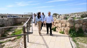 שקד בהר חברון יחד עם ראש המועצה דמרי צילום: מאיר אליפור התיישבות