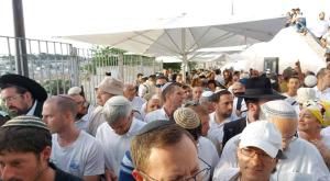 יהודים ממתינים לעלות הבוקר להר הבית צילום: ארגון בידינו דעות