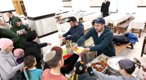 חלוקת מזון לפליטים יהודים צילום: צהר לשורשים יהדות