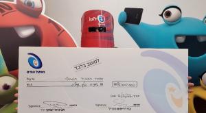 הזוכה והצ'ק צילום: מפעל פיס חדשות