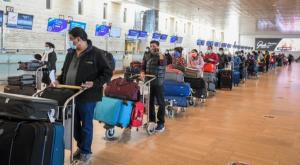 תור בדיקות קורונה לנכנסים לישראל. נתב"ג צילום: פלאש 90 חדשות