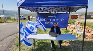 צבי סוכות בלשכתו |  צילום: ללא  התיישבות