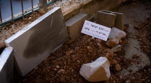 קברו הטרי של יעקב ישראל פלאי הי"ד שנטמן לפני כניסת השבת צילום: Yonatan Sindel/Flash90 חדשות