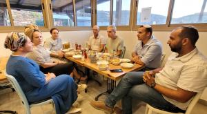 אברי גלעד משוחח עם רותם אנטמן |  צילום: גיל דוד ברנז'ה