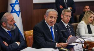 נתניהו בישיבת הממשלה לצד עו"ד יוסי פוקס |  צילום: Yonatan Sindel/Flash90 חדשות