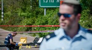 שוטר בזירת הפיגוע בצריפין צילום: Avshalom Sassoni/Flash90 ביטחון