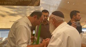חה"כ שמחה רוטמן בשוק ארבעת המינים |  צילום: דוברות יו"ר ועדת החוקה פלילים