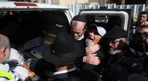הרב אבישי דוד יחזקאל מובא למנוחות צילום: Yonatan Sindel/Flash90 חדשות